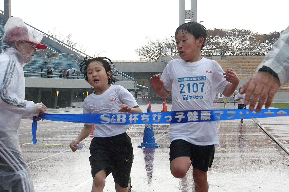 2年男子は木内くんが接戦を制し5分52秒で連覇達成。