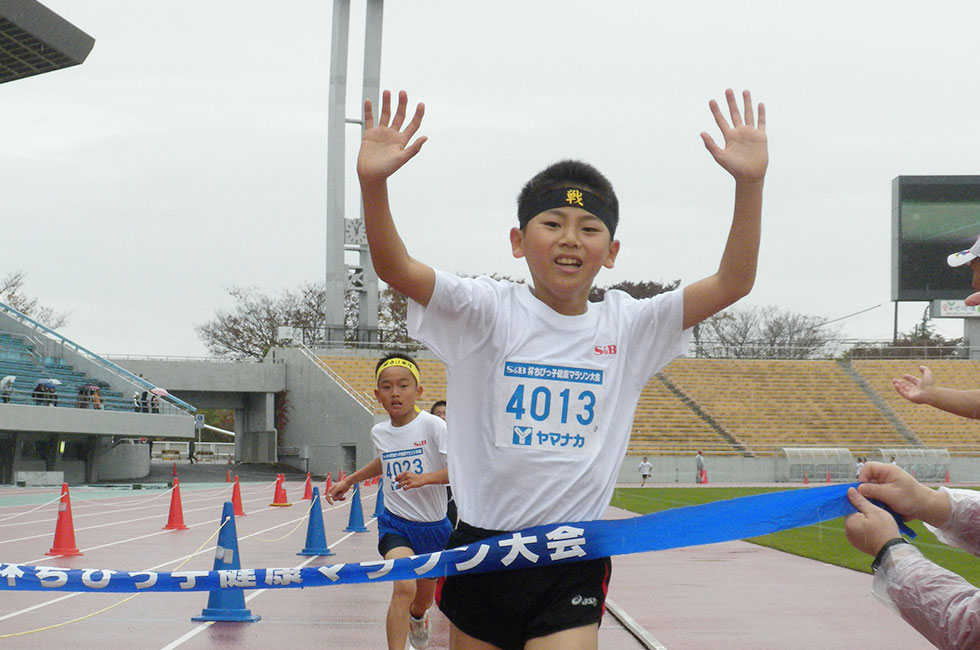 4年男子は尾崎くんが7分18秒で2度目のＶ。