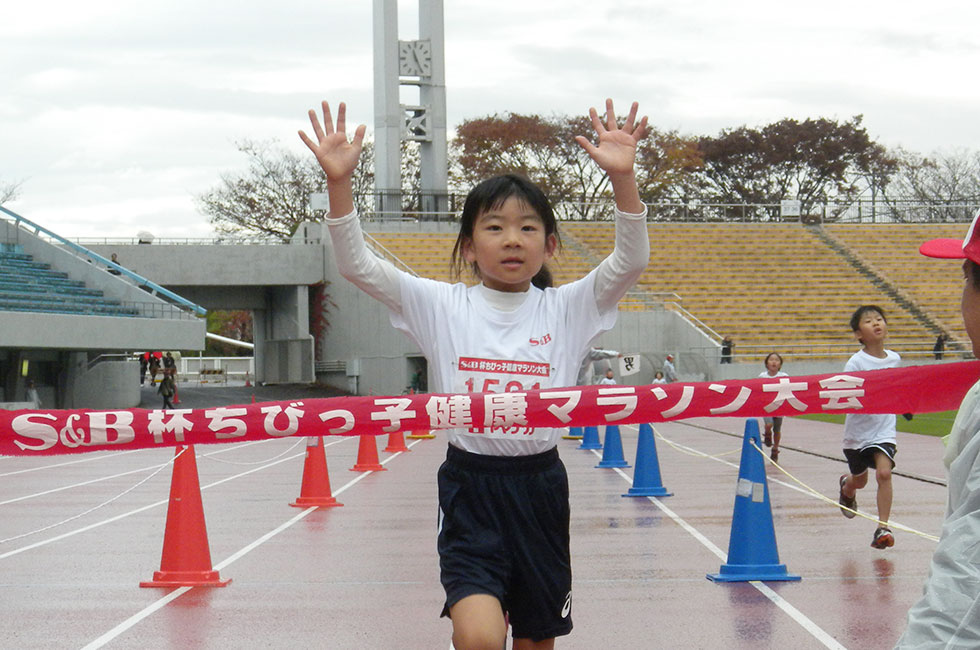 1年女子再レースは岡さんが6分53秒で優勝。
