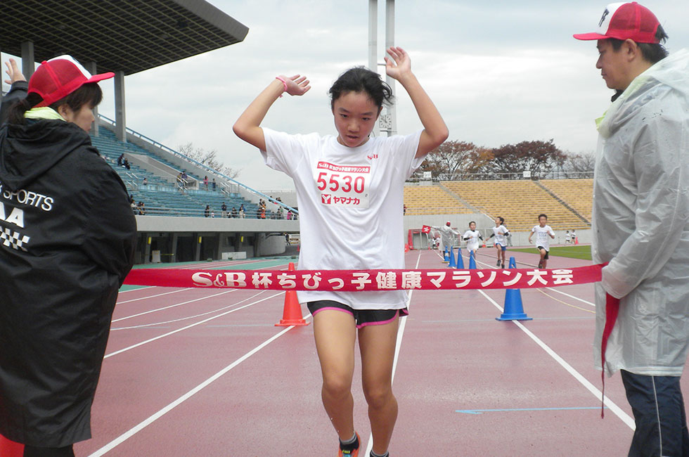 5年女子は上野さんが11分19秒の好記録で初優勝。
