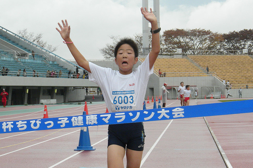 6年男子は松本くんが10分33秒で3度目のＶ。