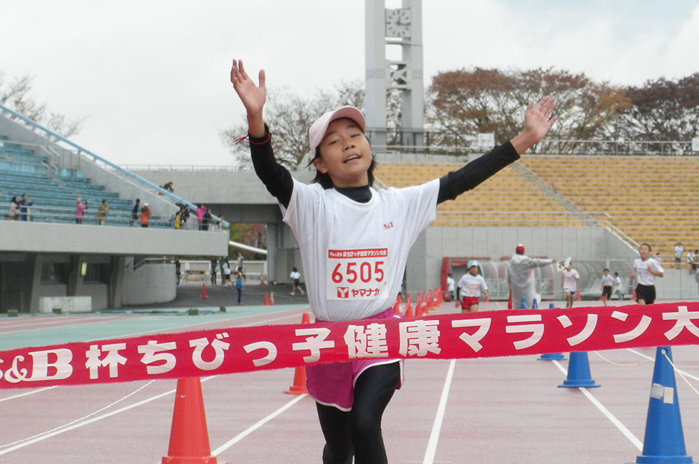 6年女子は渡辺さんが11分14秒で嬉しい初優勝。