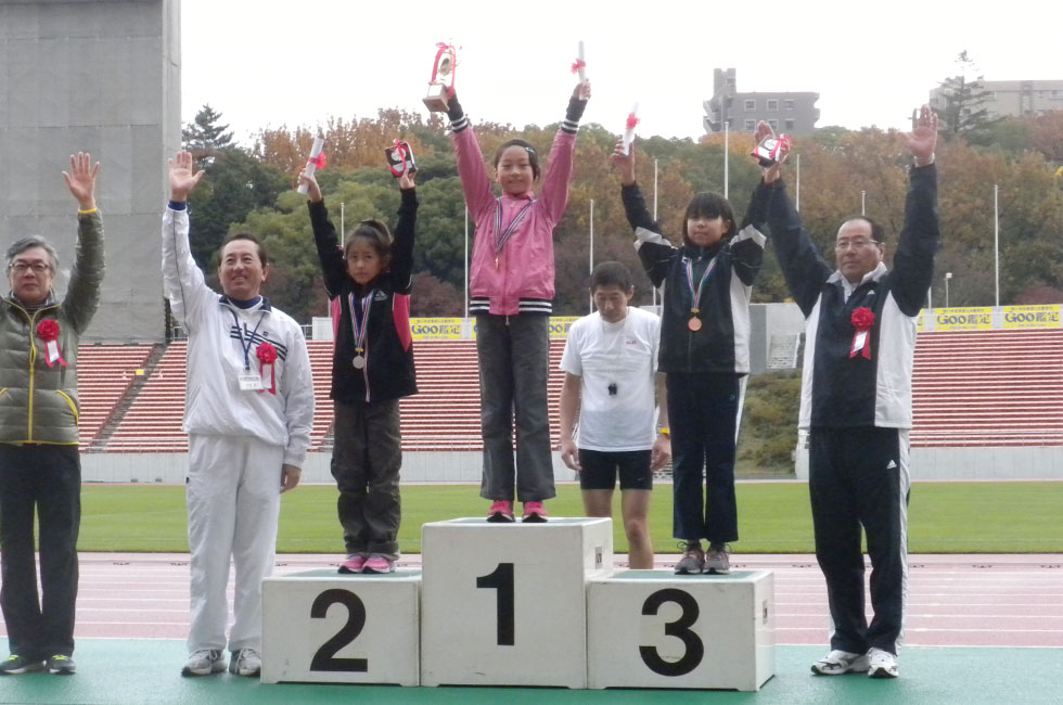 4年女子表彰。左から2位林さん、1位澤田さん、3位渡辺さん。