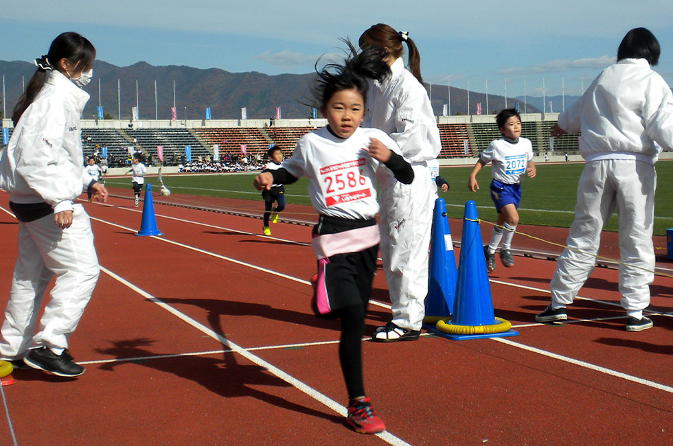 2年女子は西本さんが6分5秒の好記録で優勝。