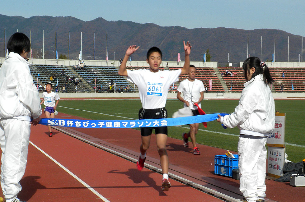 6年男子は前嶋くんが10分8秒で初優勝。