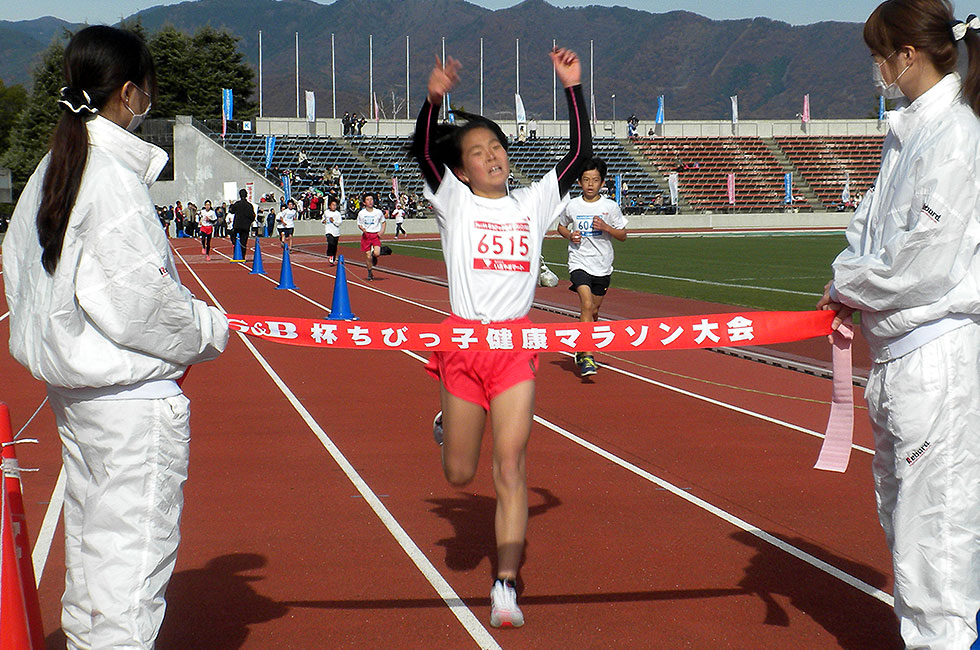 6年女子は大澤さんが11分24秒で念願の初優勝。