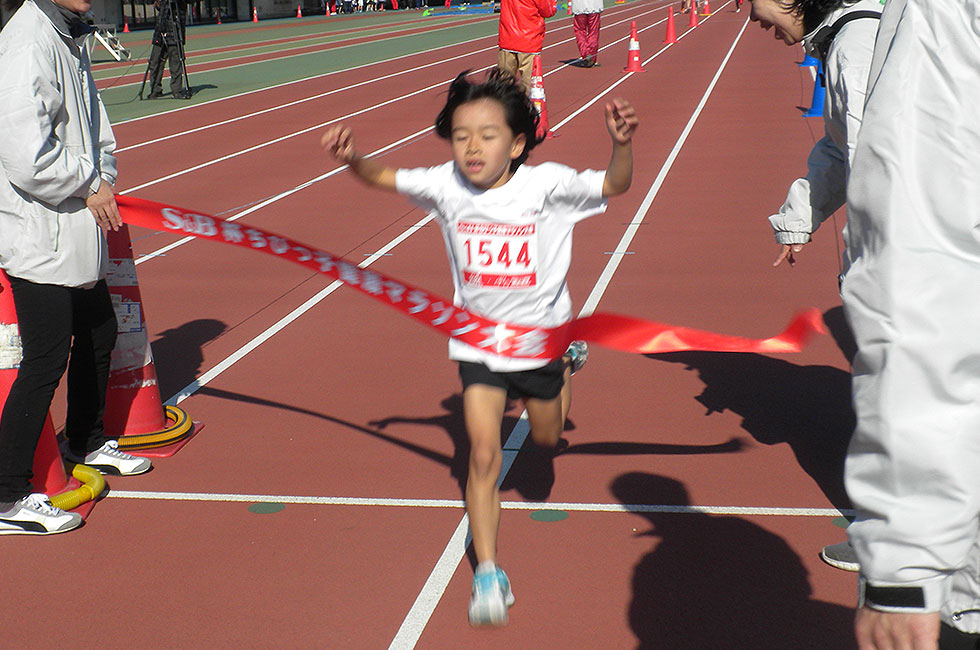 1年女子は細野さんが6分38秒で優勝。