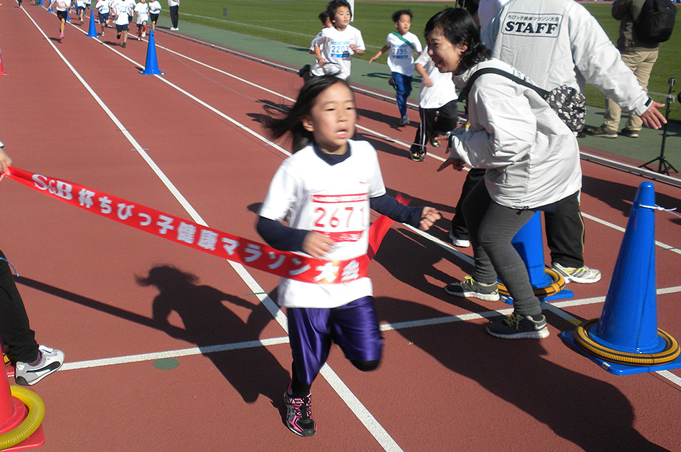 2年女子は大沼さんが6分01秒の好記録で優勝。