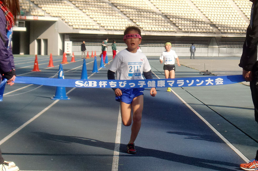 2年男子は林くんが5分42秒の好記録で優勝。
