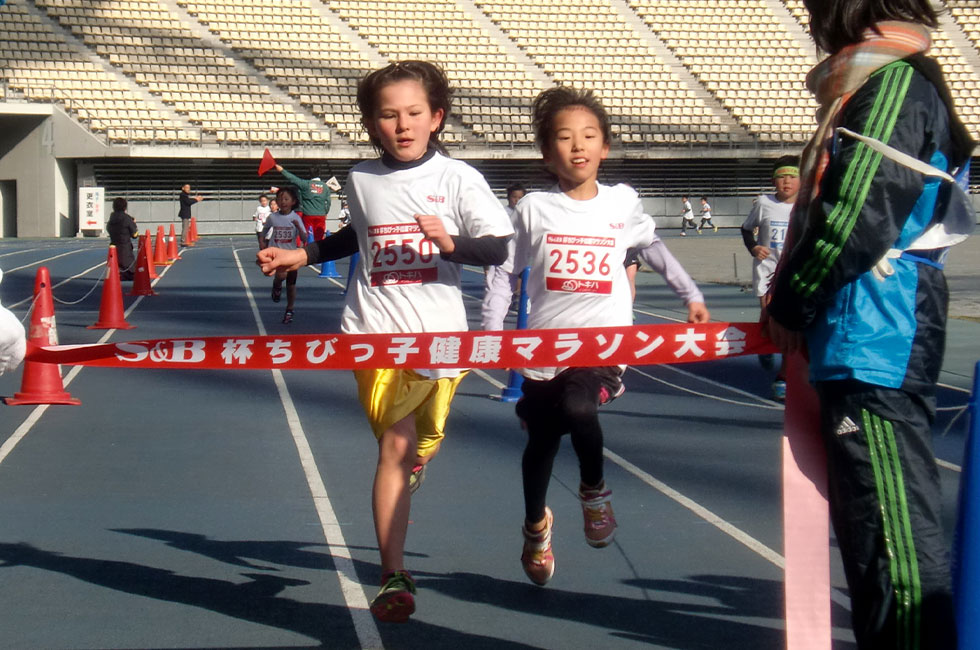 2年女子はマッケイさん（左）が後田さん（右）との接戦を制しました。