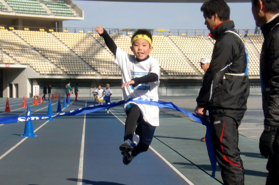 3年男子は林くんが喜びを爆発させジャンプでゴール。