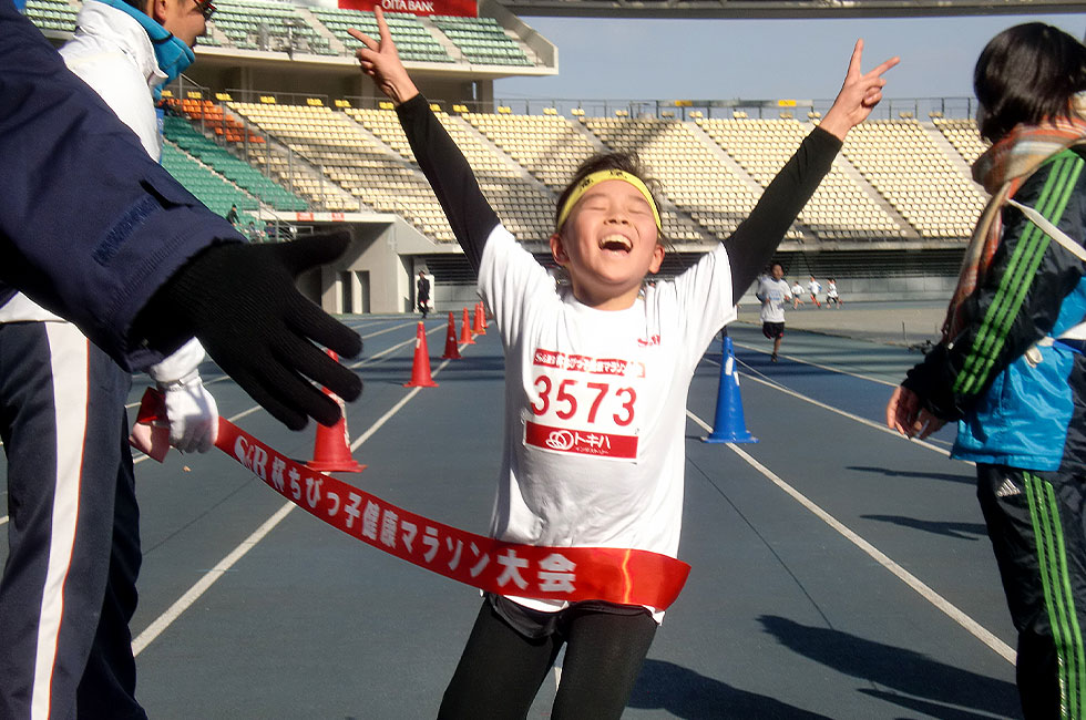 3年女子は山本さんが8分12秒で優勝。