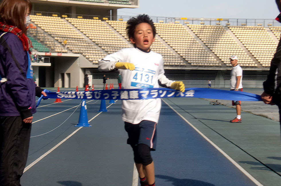 4年男子は岩間くんが嬉しい初優勝。