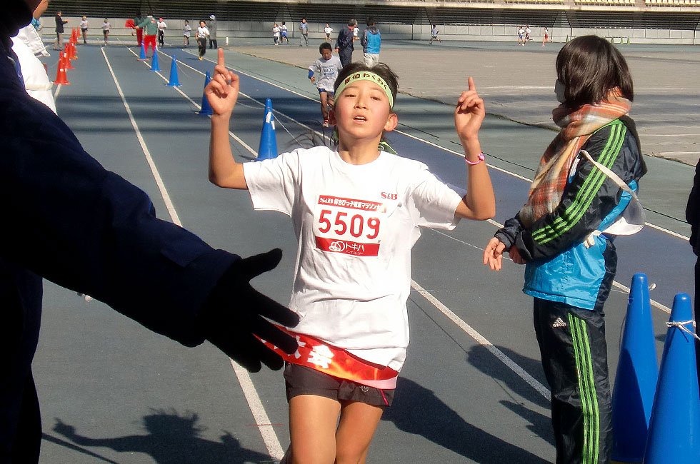 5年女子は佐保さんが11分25秒で4度目のＶ。