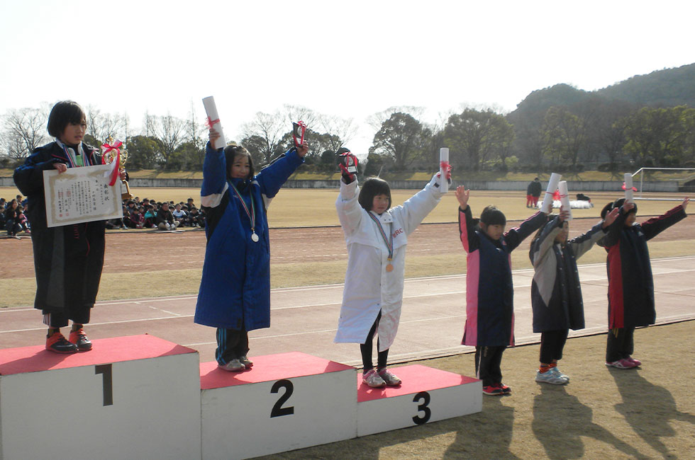 2年女子は中村さんが5分47秒の破格のタイムで優勝。