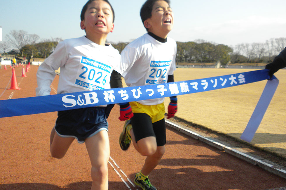 2年男子は僅差で、岩崎くんが先着。2位河野くん(右）。