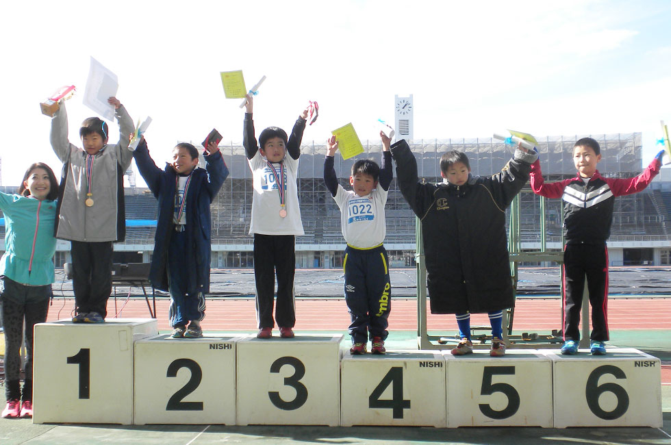 1年男子は福田くんが優勝。市橋さんと一緒にバンザイ！