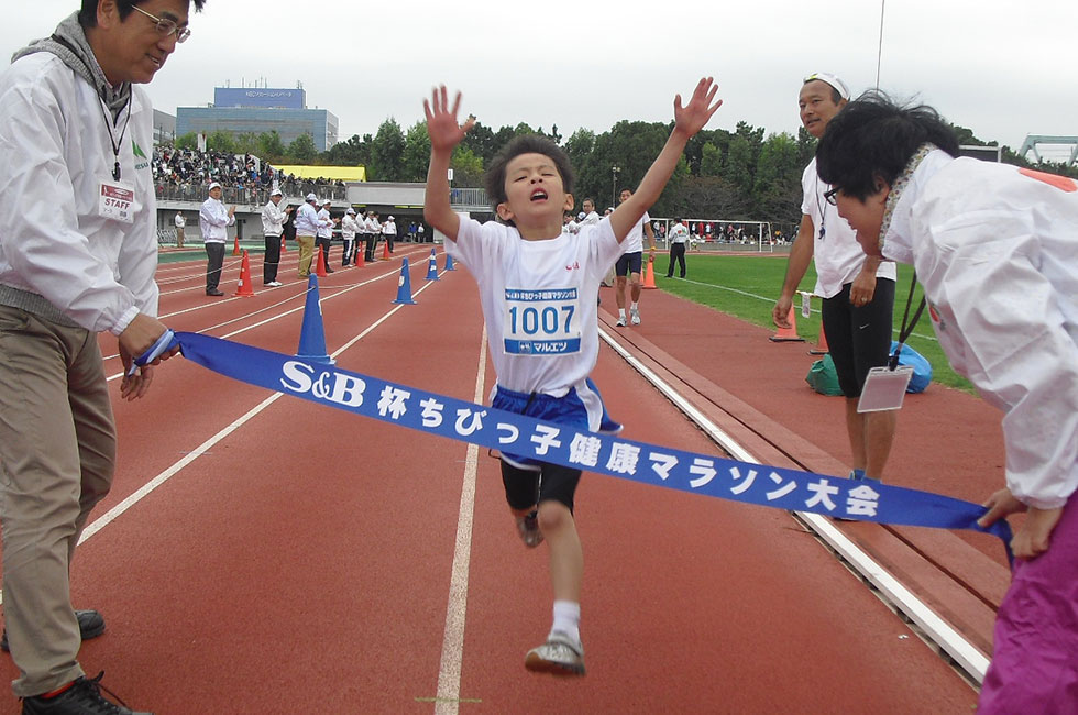 1年男子は赤澤くんが5分50秒の好記録で優勝。