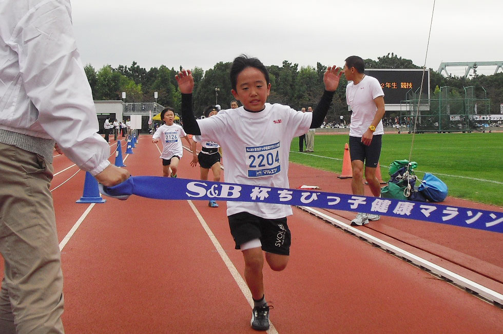 2年男子は西野くんが5分37秒で連覇達成。