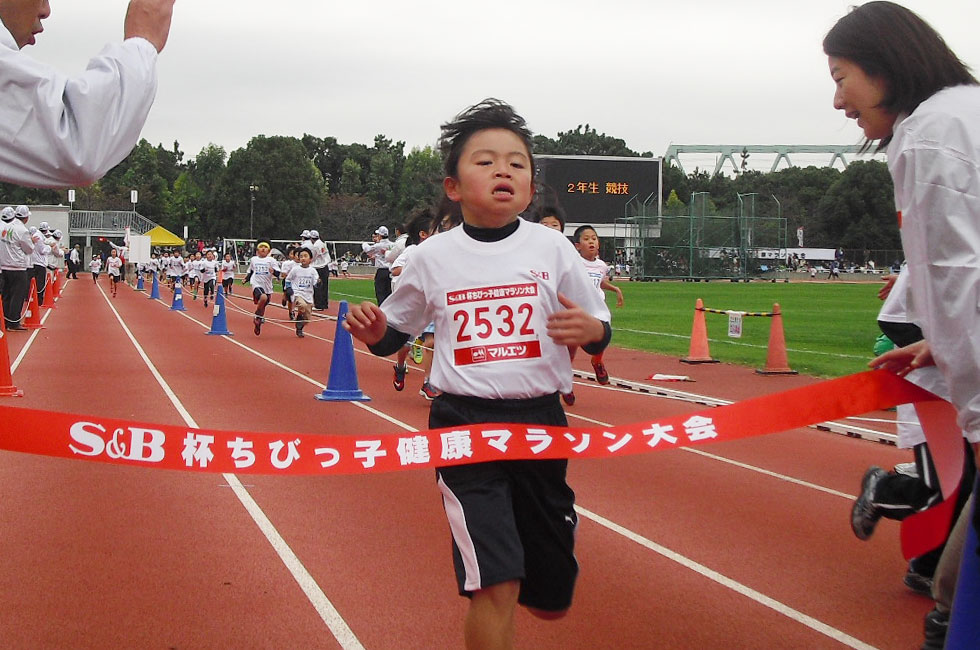 2年女子は大内さんが5分54秒の好記録で優勝。