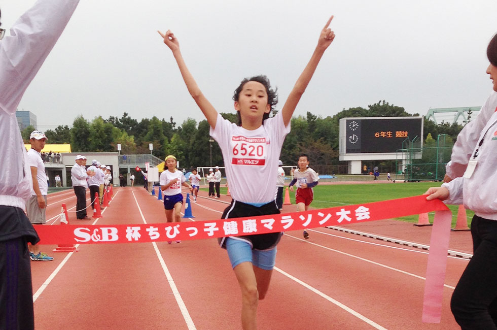 6年女子は加藤さんが10分31秒の大会新記録で連覇達成。