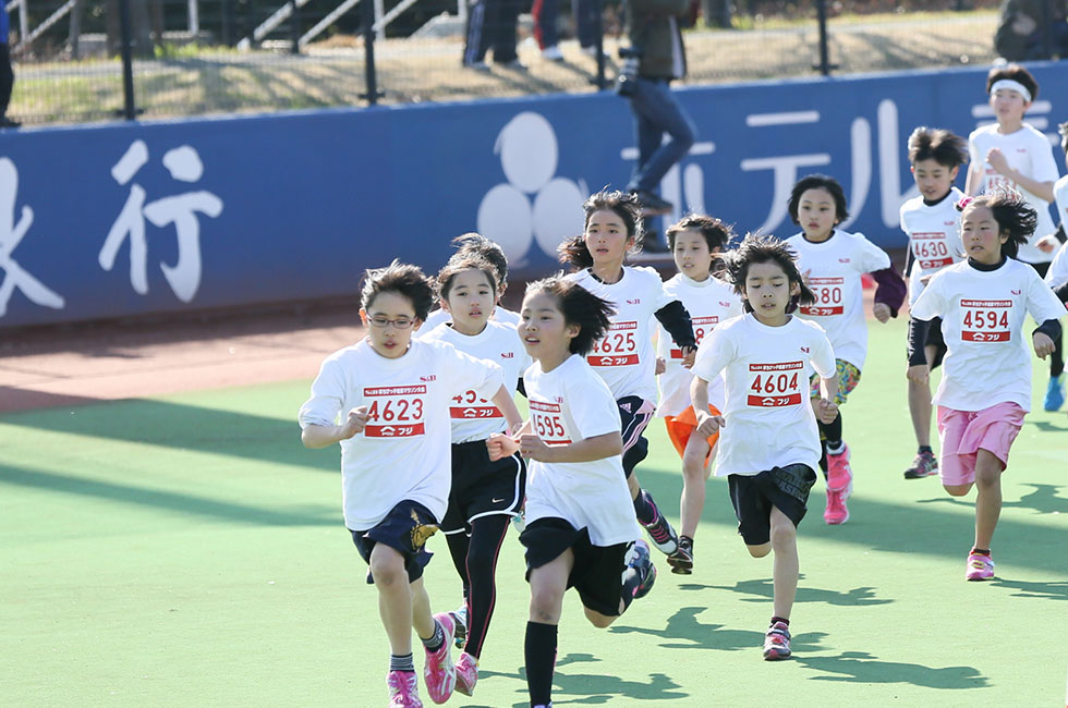 4年女子のスタート直後。「マイペースで走ってきてね～」。