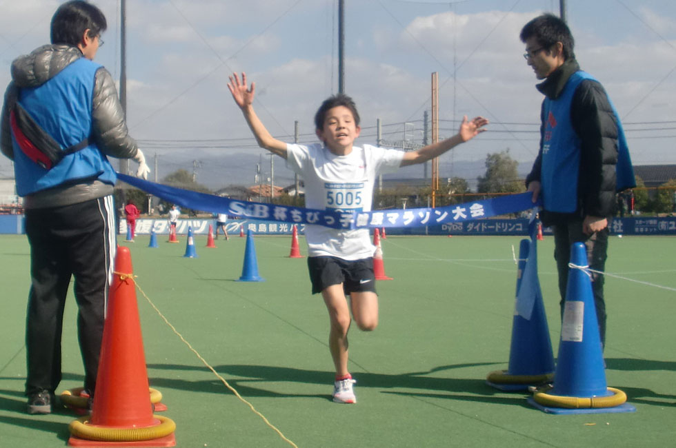 5年男子は伊須くんが10分40秒で初優勝。