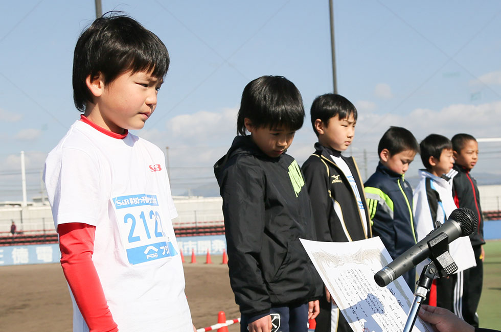 2年男子表彰式。永戸くんが5分51秒で優勝。