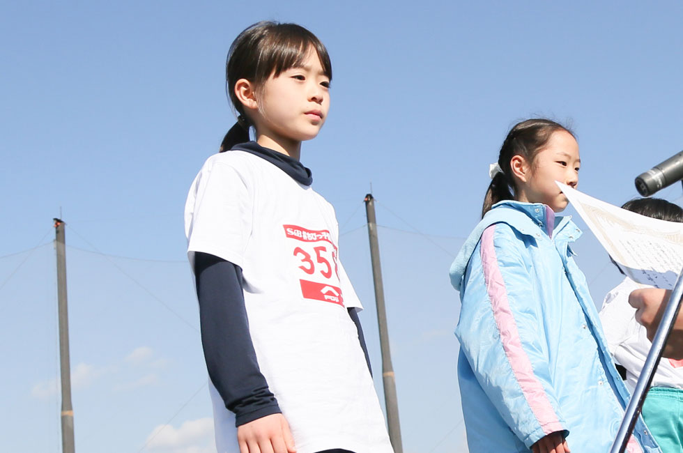 3年女子表彰式。真木さんが8分16秒で優勝。