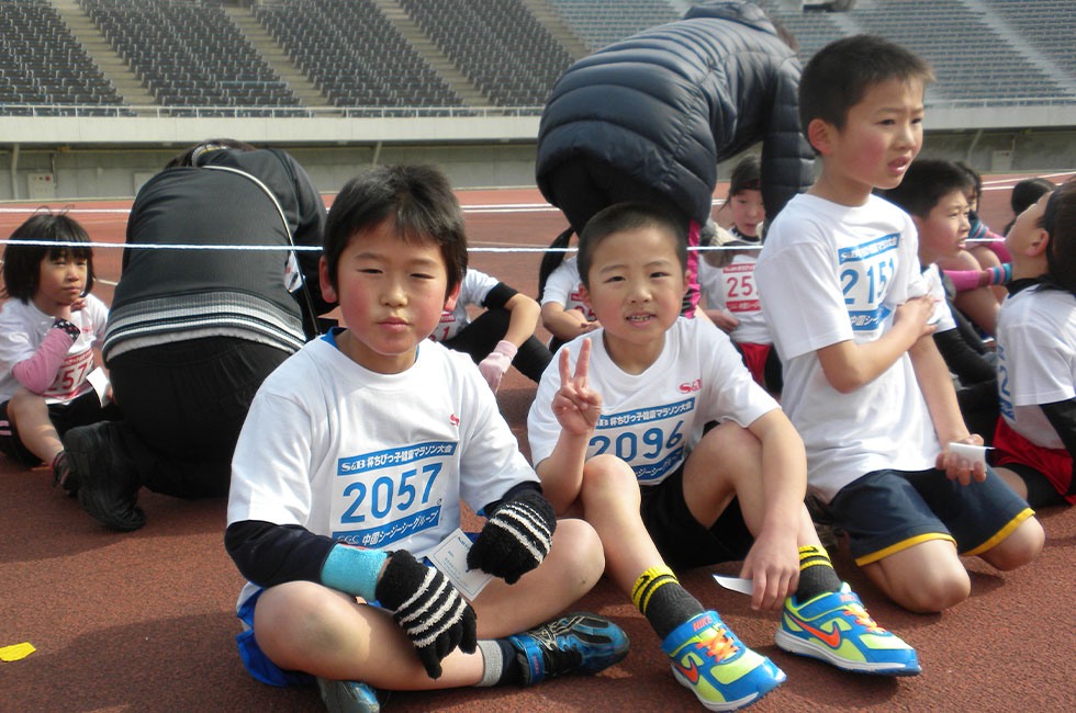 2年男子は小島くんが先着、優勝。2位は田原くん（中央）、3位は松山くん（右）と続いた。