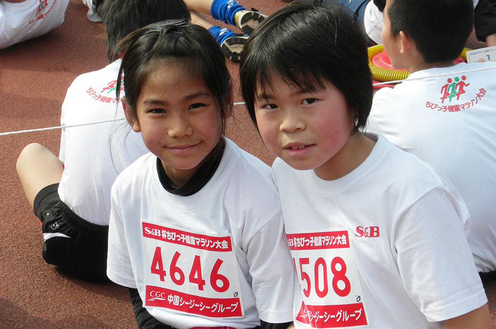 4年女子は石原さんが連覇を達成。2位山本さん（左）