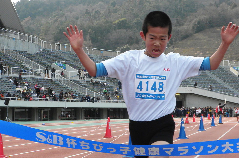 4年男子は平野くんが負けなしの4連覇。