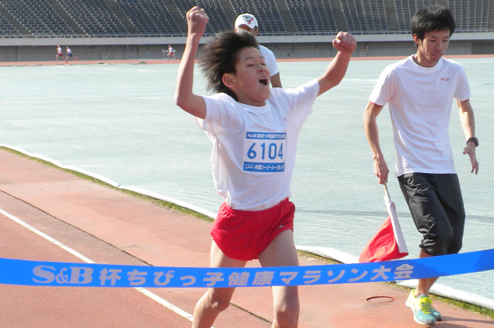 6年男子は山田くんが連覇で締めくくった。