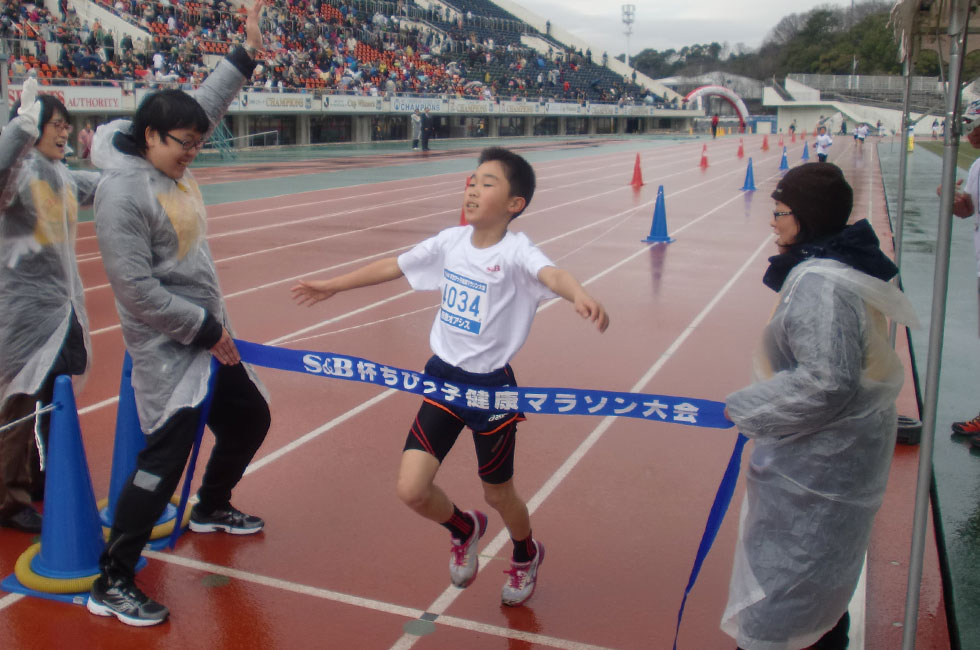 4年男子は金谷くんが7分13秒で初優勝。