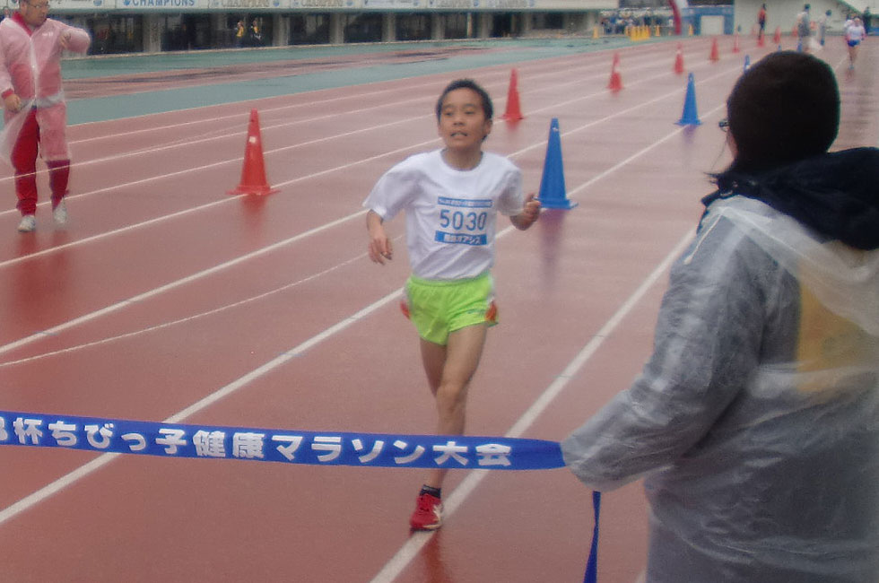 5年男子は金月くんが10分8秒の好タイムで初優勝。
