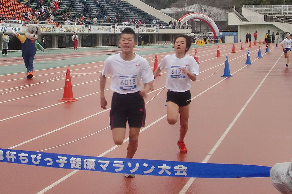 6年男子は小牧くんが坂本くんとの接戦を制し連覇達成。