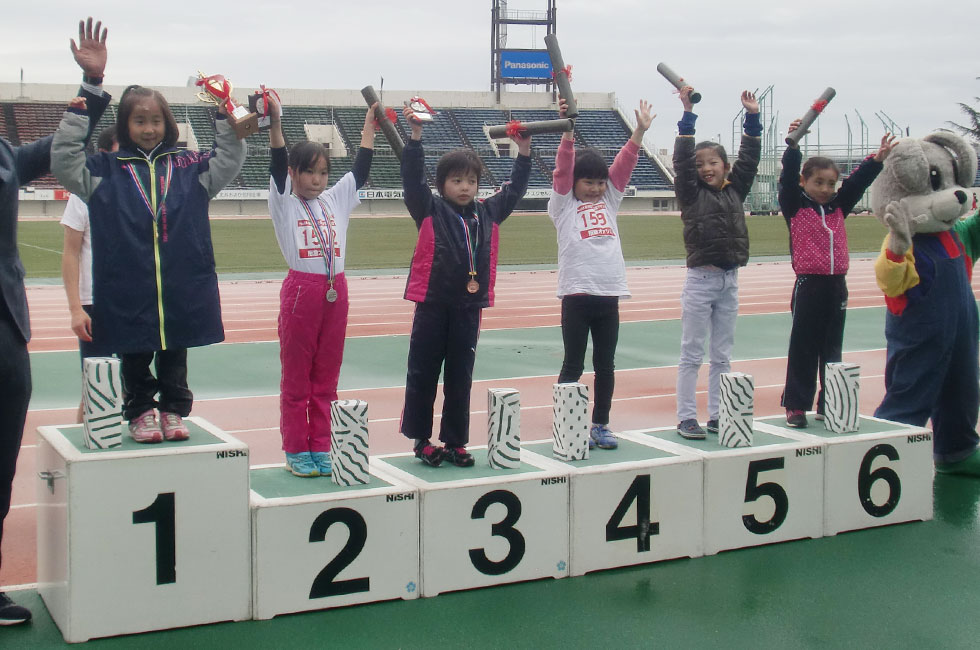 1年女子表彰。村上さんが6分40秒で優勝。