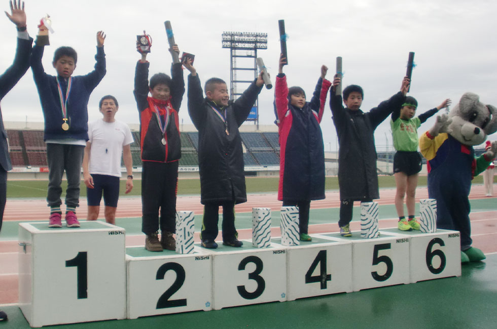 1年男子表彰。三重くんが大阪大会歴代4位の好タイムで優勝。