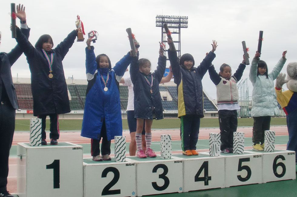 2年女子表彰。中村さんが大阪大会歴代2位の好タイムで優勝。