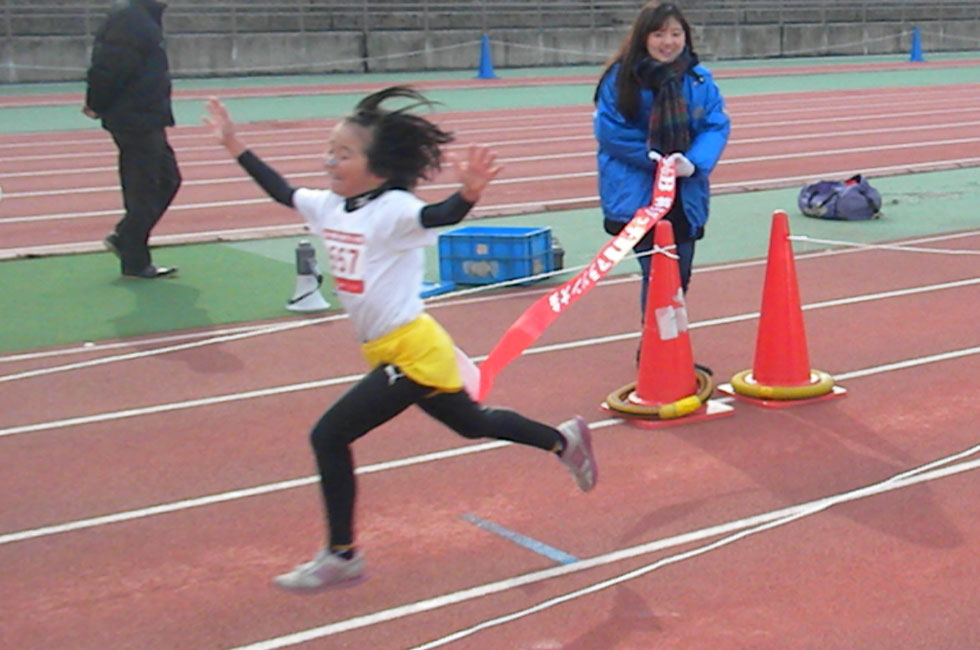 2年女子は塚本さんが5分56秒で優勝。