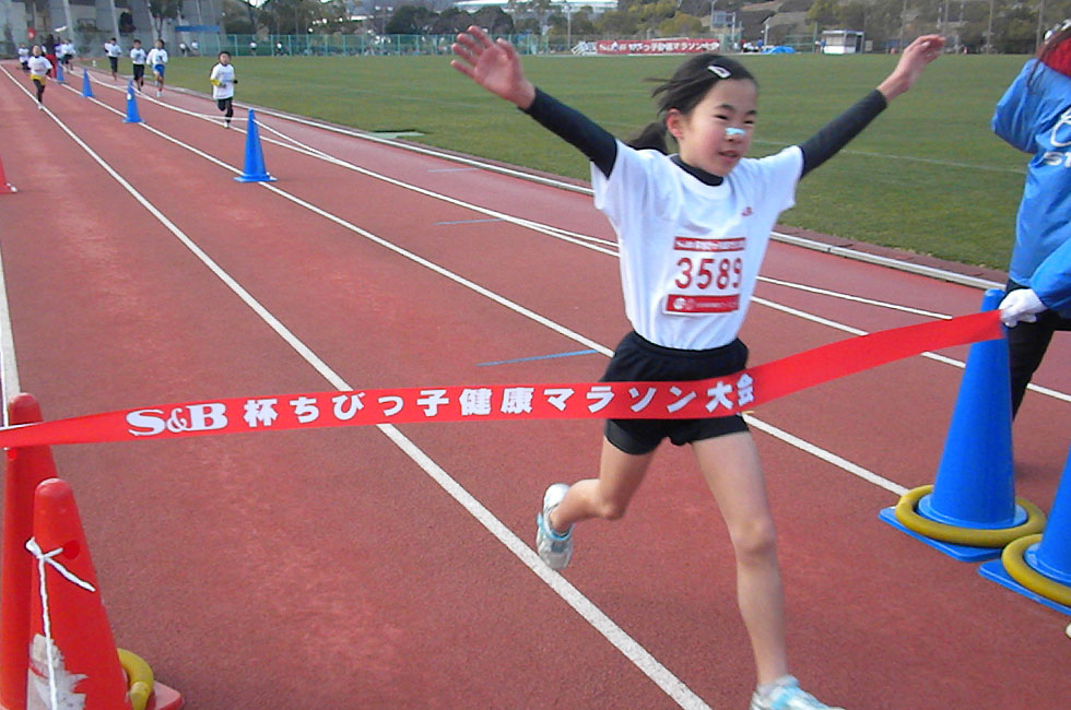 3年女子は的崎さんが8分7秒で優勝。