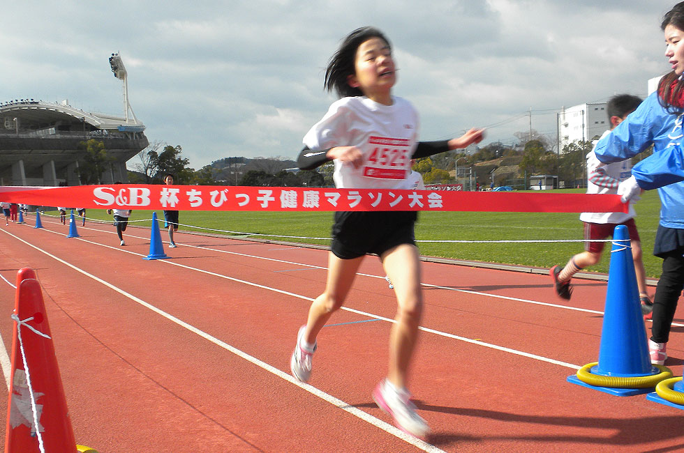 4年女子は川中さんが8分1秒で初優勝。