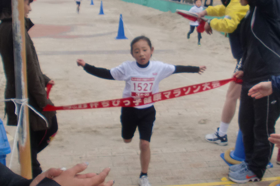 1年女子は中野さんが6分23秒で優勝。