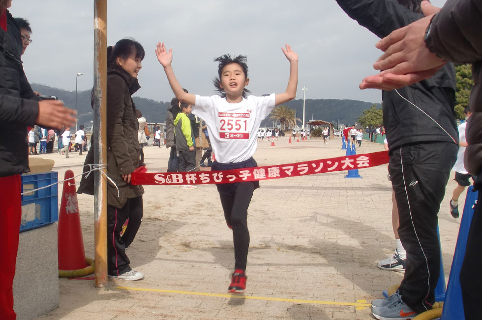 2年女子は福原さんが6分05秒で連覇達成。