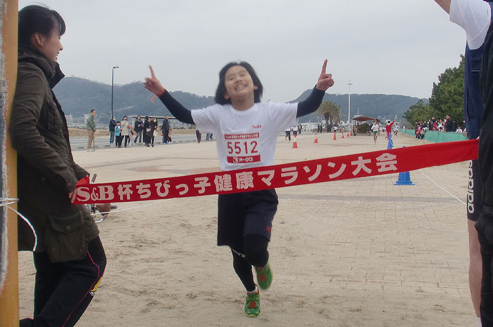5年女子は下山さんが11分12秒で4度目のＶ。