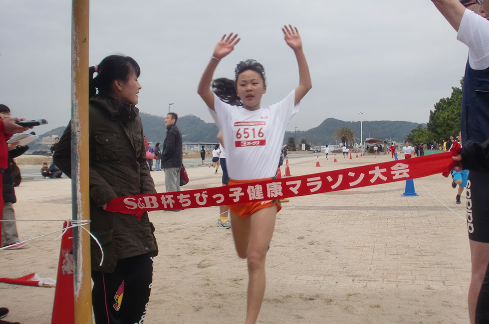 6年女子は田中さんが11分10秒で初優勝。