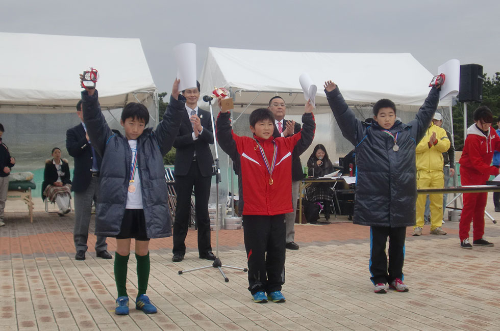 4年男子表彰。左から3位中島くん、1位鹿嶋くん、2位金谷くん