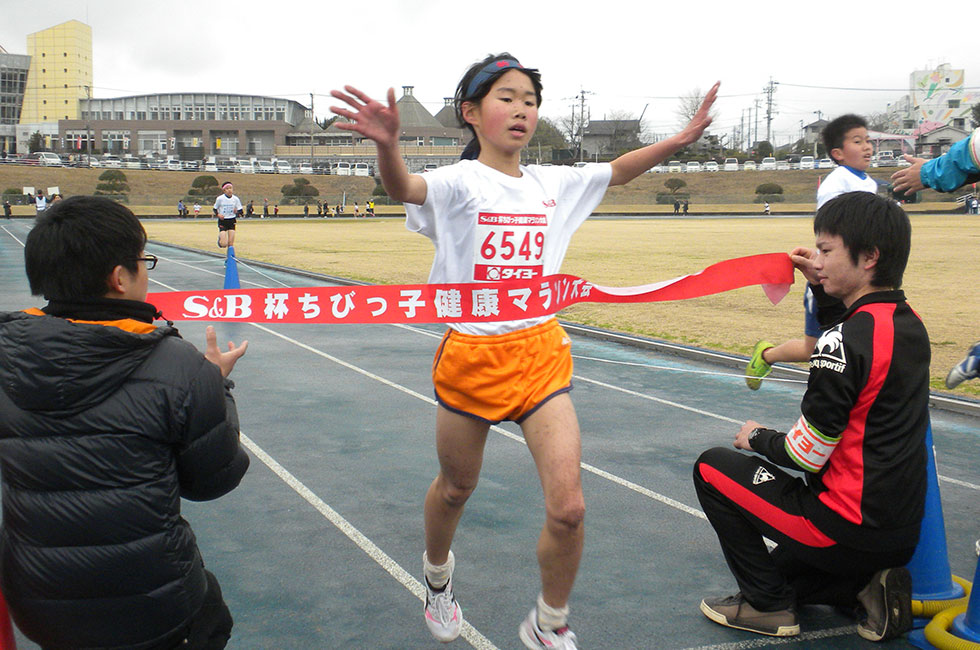 6年女子は小野さんが10分52秒で2度目の優勝。
