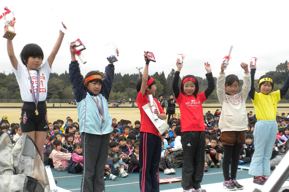 2年女子は川崎さんが5分57秒の好タイムで連覇を達成。