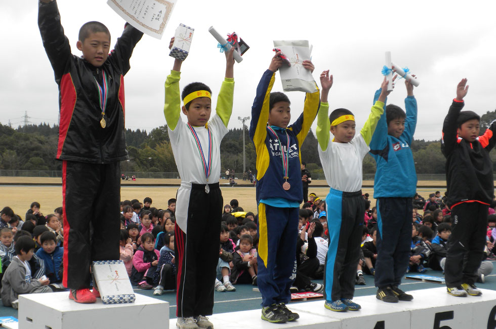 4年男子は吉村くんが連覇。みんなでバンザイ。
